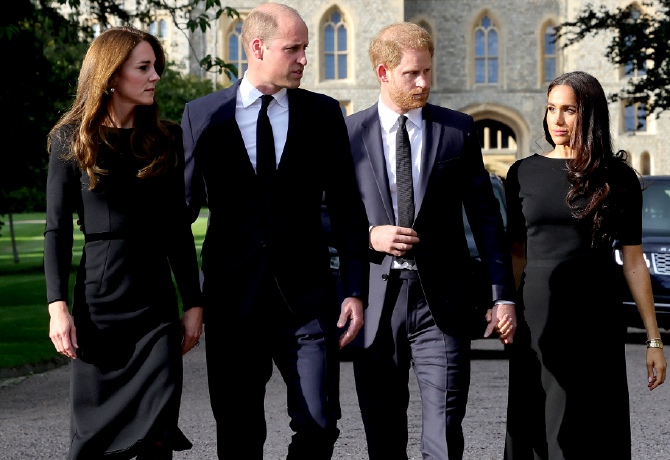 Kiderült, Vilmos és Harry herceg miért kék öltönyt viselnek a gyász időszaka alatt