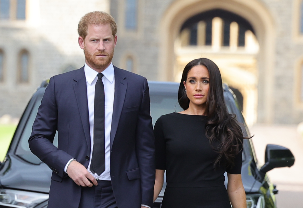 Már csak egy húzásuk van: Károly király elveheti Harry herceg és Meghan címeit