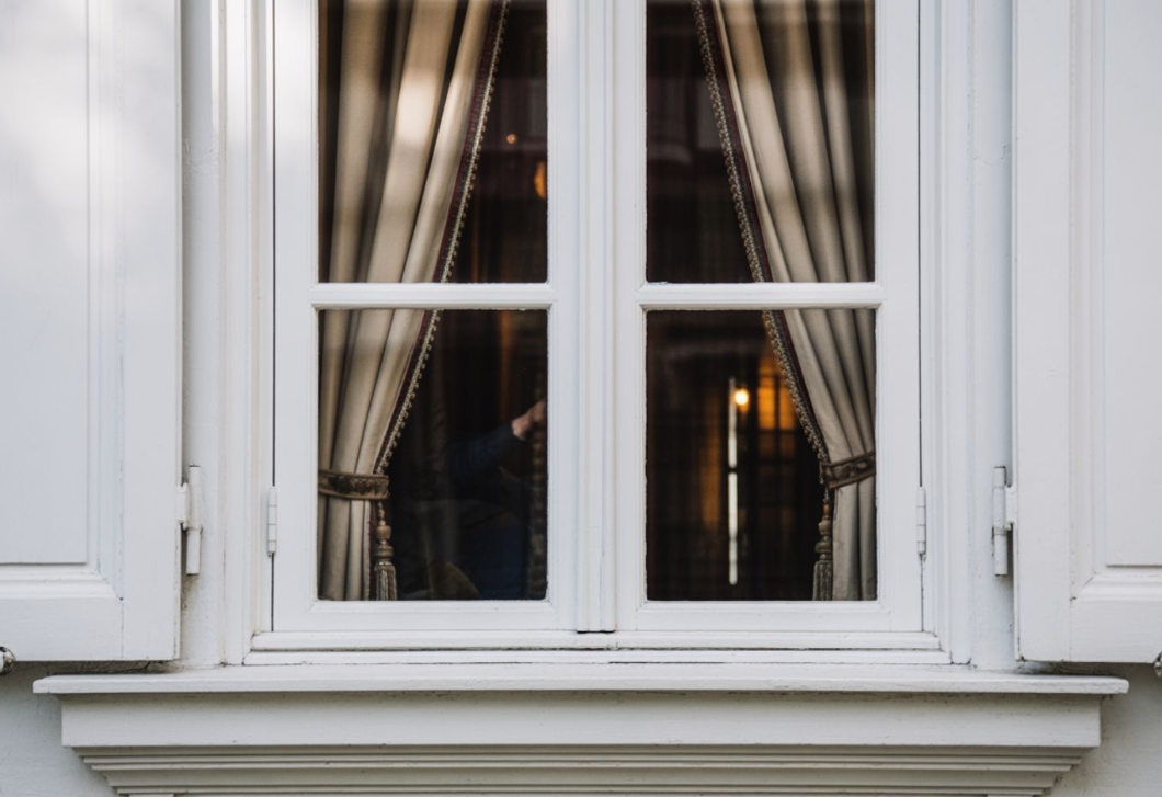 Szökik a meleg? Bevált módszerek huzatos ablakok ellen