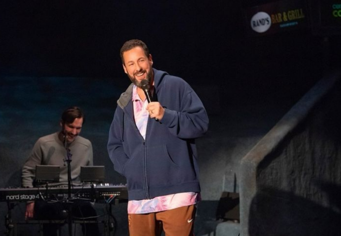 Adam Sandler lélegzetelállító nappalija ettől egyszerre szofisztikált és otthonos