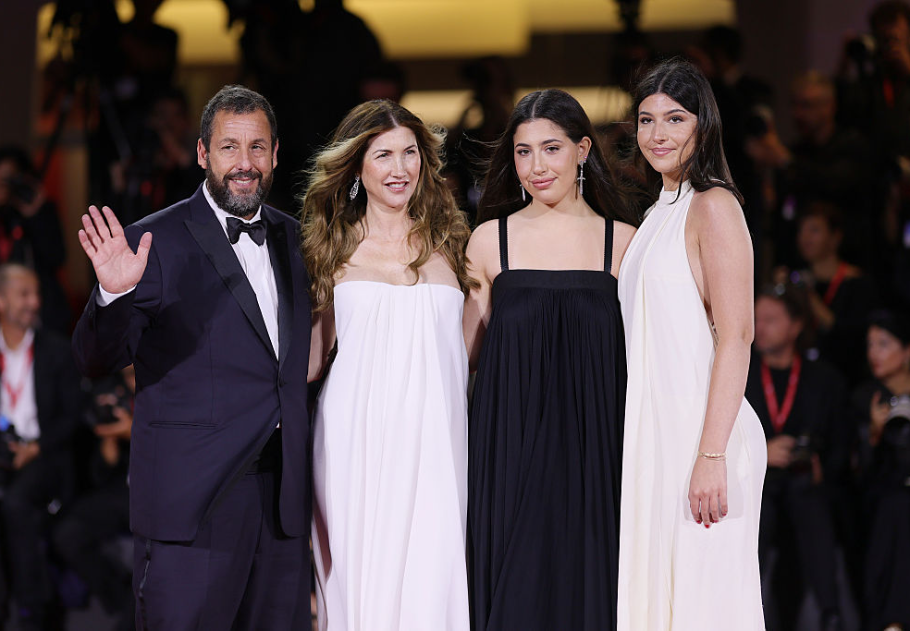 Adam Sandler feleségével és ritkán látott lányaival jelent meg a Velencei Filmfesztivál vörös szőnyegén - fotók, főkép