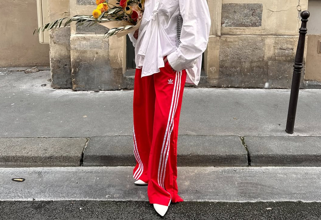 Visszatért az Adidas melegítő a divatba: meg fogsz lepődni, milyen sokoldalúan kombinálható!