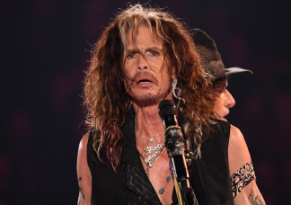 „Lenyomta a nyelvét a torkomon az engedélyem nélkül” - Szexuális zaklatással vádolják az Aerosmith énekesét
