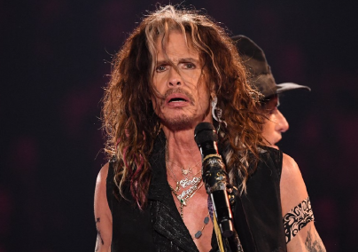 „Lenyomta a nyelvét a torkomon az engedélyem nélkül” - Szexuális zaklatással vádolják az Aerosmith énekesét