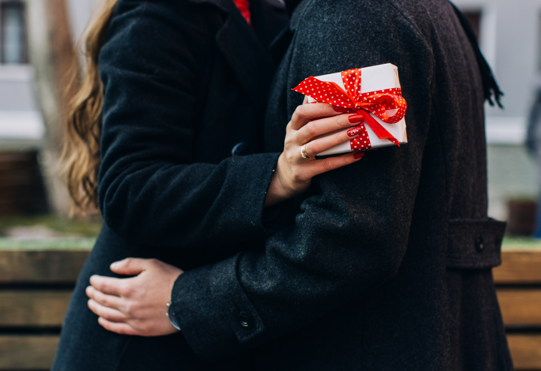 A szakértő ezeket az ajándékokat javasolja a párkapcsolat szakaszaiban