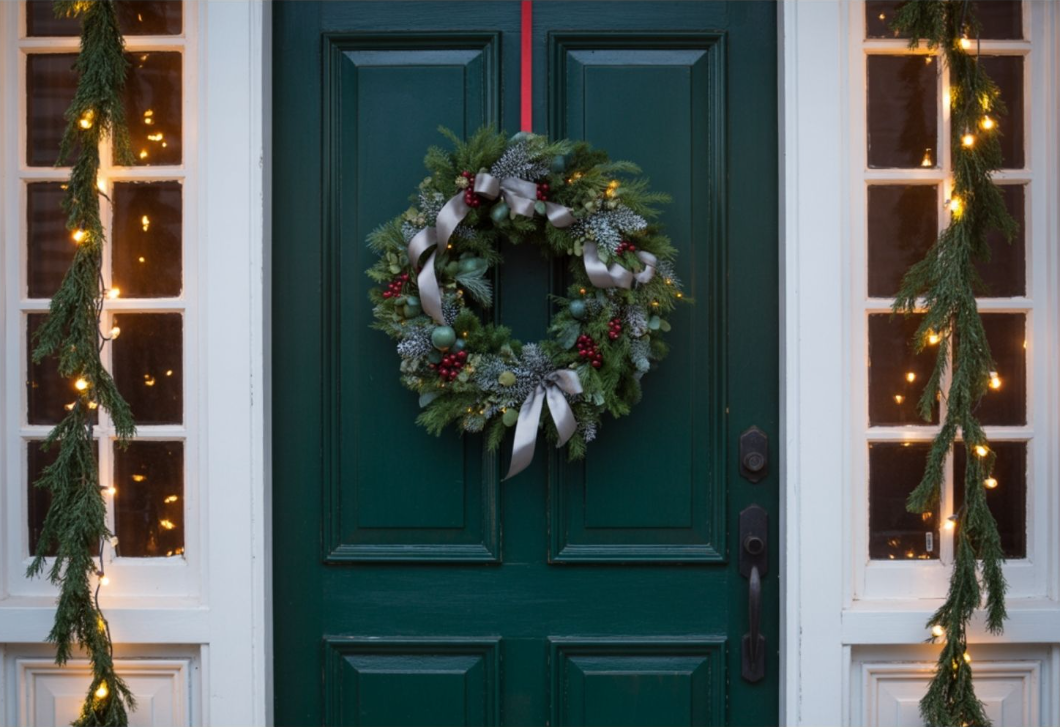 Ezért hat azonnal ünnepinek egy bejárat karácsonykor – az 5 részlet, amit sokan elrontanak