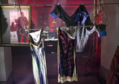 A Glenn Martens H&M esemény lángra lobbantotta Varsót nyers, brit excentrikus stílusával