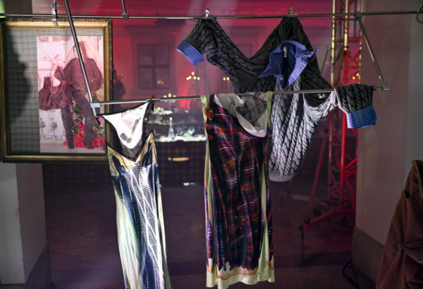 A Glenn Martens H&M esemény lángra lobbantotta Varsót nyers, brit excentrikus stílusával