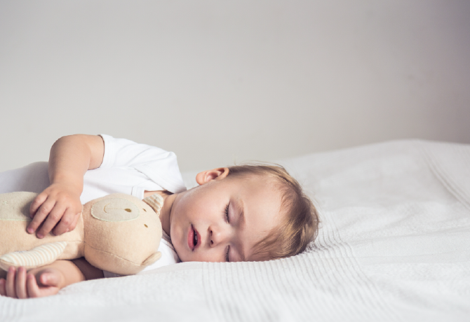 Egy alvásszakértő elárulta a trükköt, ami minden babát elaltat