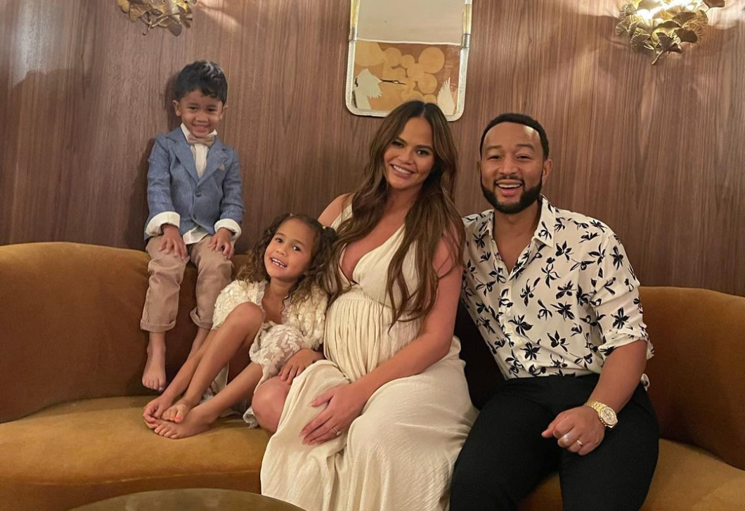 John Legend először mutatta meg harmadik gyermekét, és a nevét is elárulta