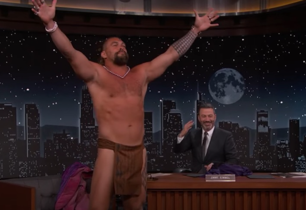 Jason Momoa elment Jimmy Kimmel showjába, majd meztelenre vetkőzött 