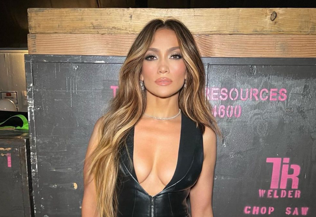 Jennifer Lopez fehérneműs fotókat posztolt magáról