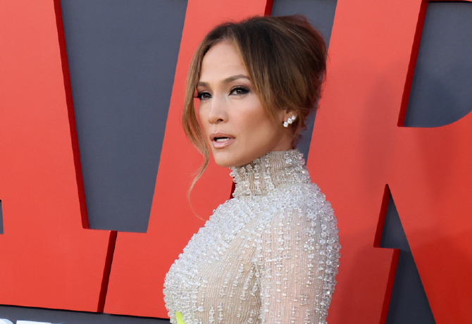 Jennifer Lopez elképesztő ruhájától mindenkinek elállt a lélegzete