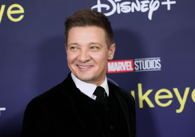 Jeremy Renner a kórházból posztolt szörnyű balesete után