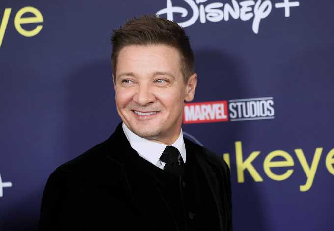 Jeremy Renner a kórházból posztolt szörnyű balesete után