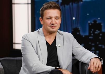 Szívszorító képet osztott meg Jeremy Renner két hónappal balesete után