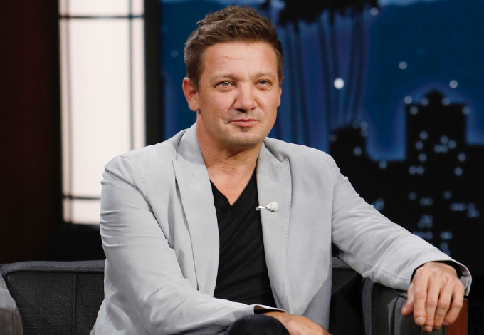 Szívszorító képet osztott meg Jeremy Renner két hónappal balesete után