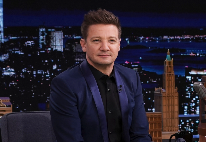 Jeremy Renner videót töltött fel, már sétál a súlyos balesete után