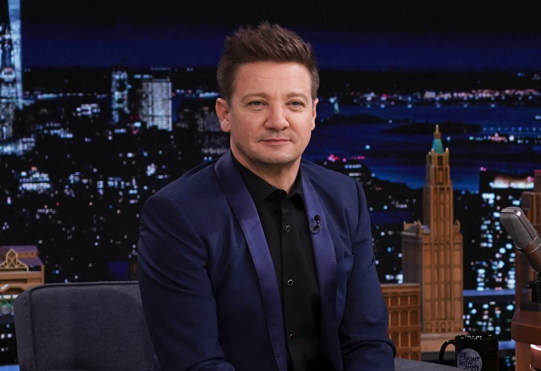 Jeremy Renner videót töltött fel, már sétál a súlyos balesete után