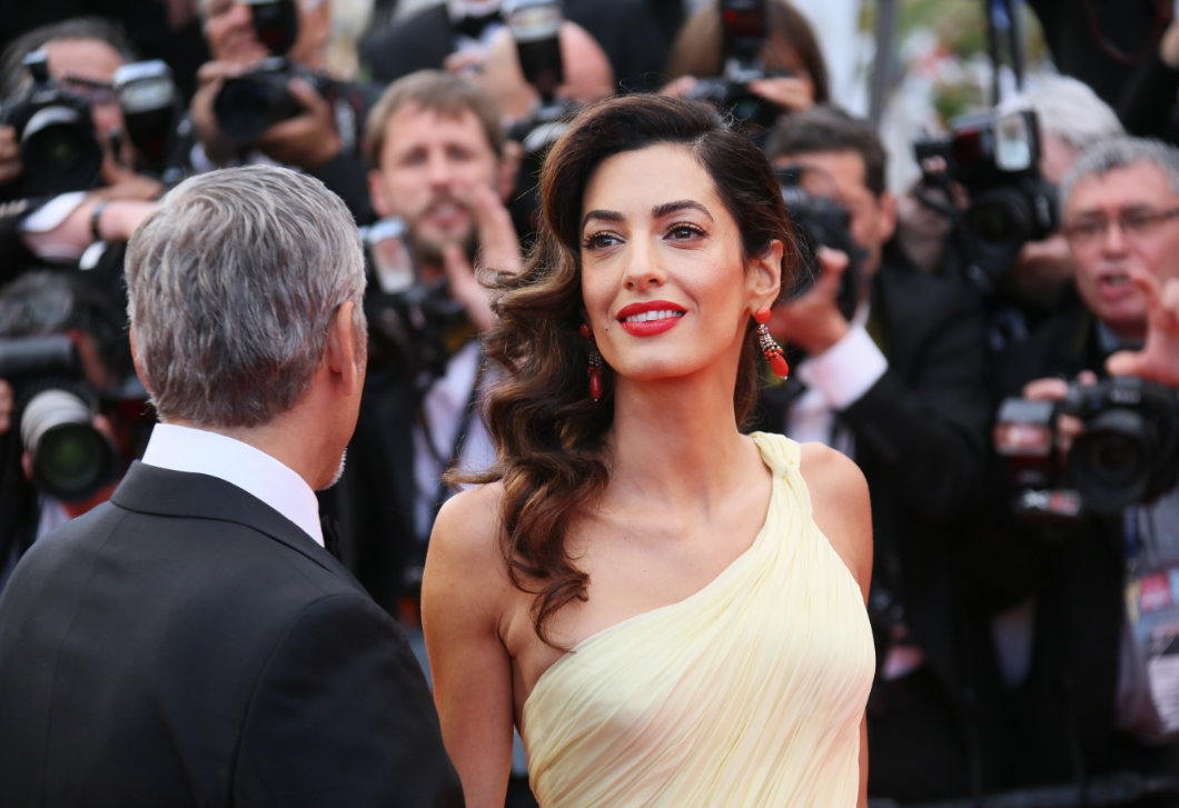 Amal Clooney merész szettje teljesen felborítja a nyári öltözködés szabályait