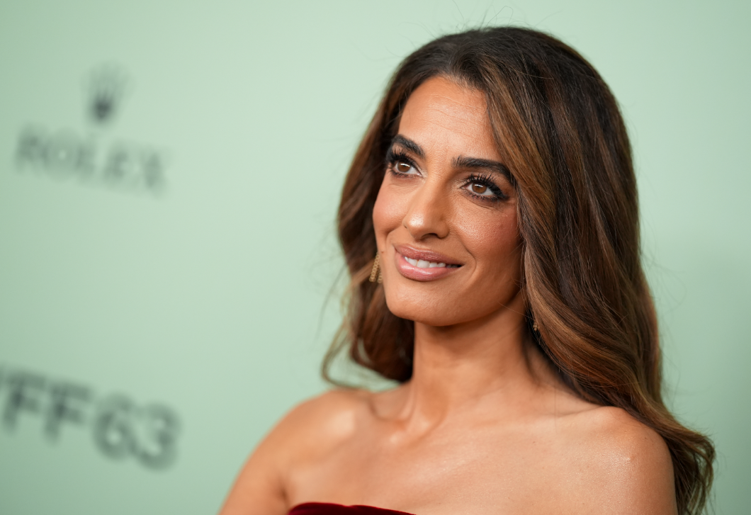 Amal Clooney bőrszoknyája a tavasz sztárja, mindenki ilyet akar