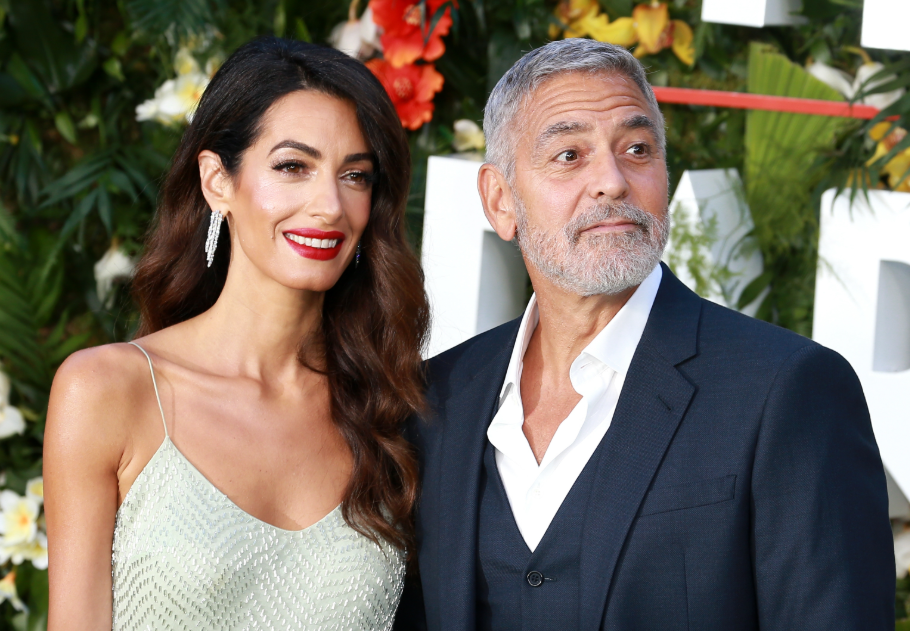 Amal Clooney menyasszonyi hangulatú ruhájáról beszél most mindenki – meseszép volt