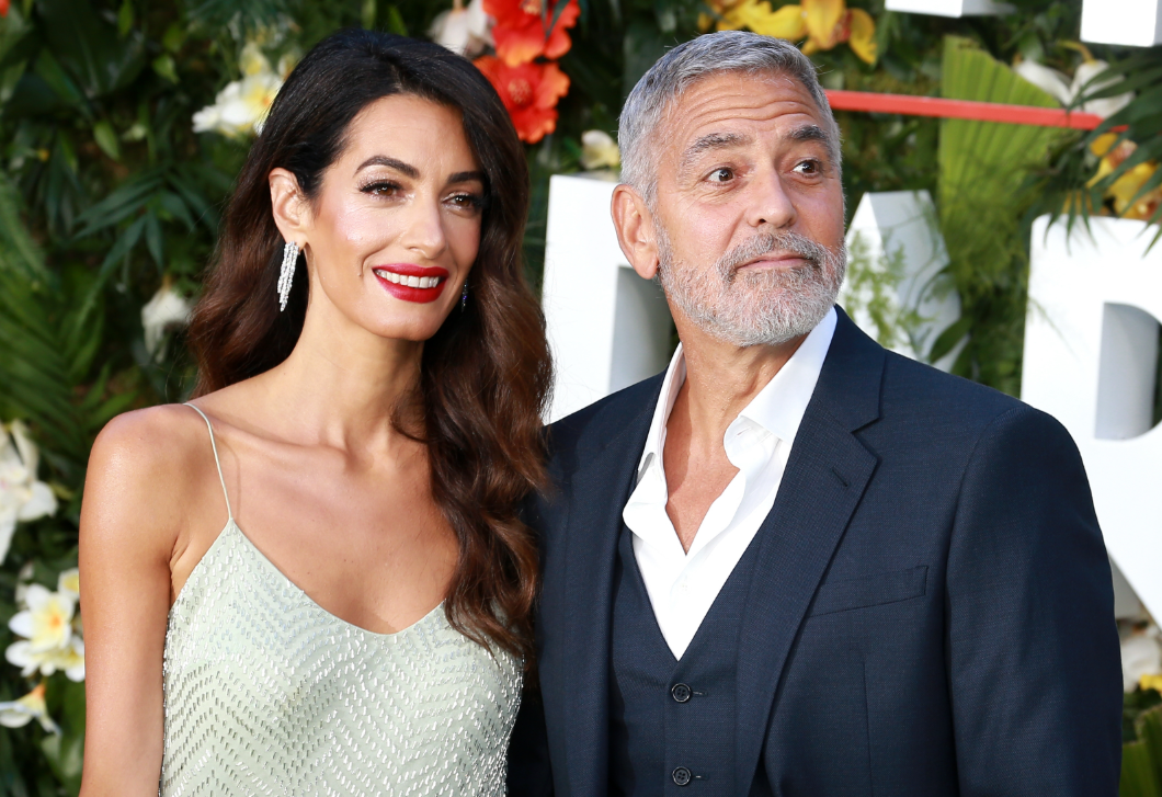 Amal Clooney menyasszonyi hangulatú ruhájáról beszél most mindenki – meseszép volt