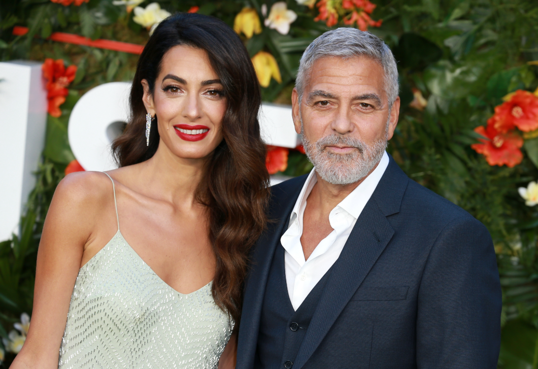 Amal Clooney különleges táskáját akarja most mindenki, ez a nyár kedvence