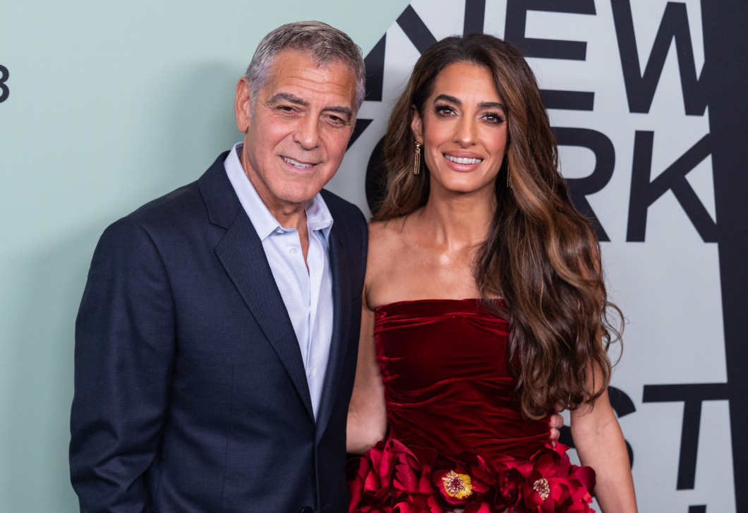 A '70-es évek vibeját idézte meg Amal Clooney Milánóban, minden szem rá szegeződött