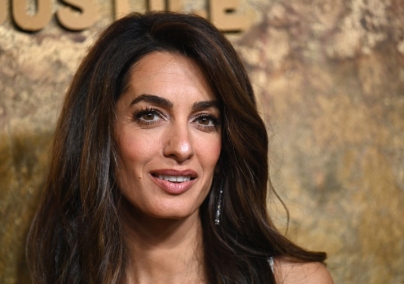 Amal Clooney fekete szettjét imádják a nők, különleges ruhát választott