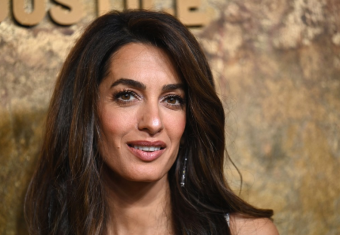 Amal Clooney fekete szettjét imádják a nők, különleges ruhát választott