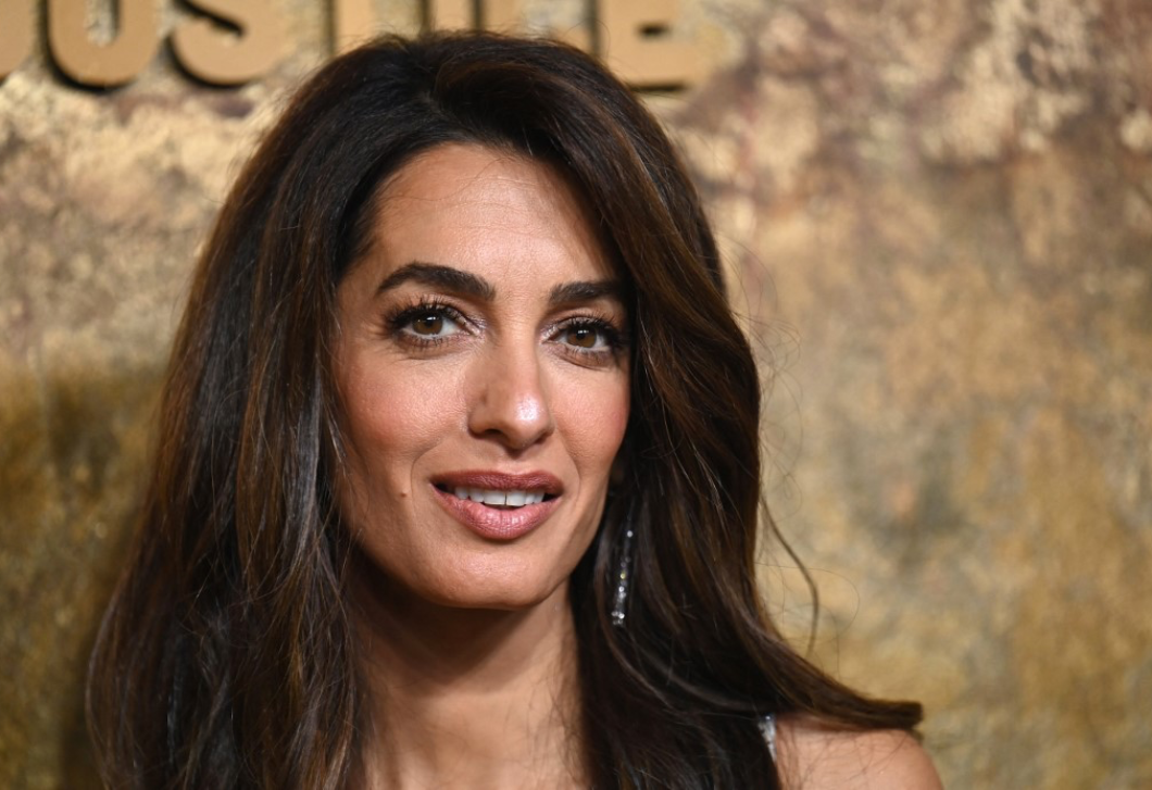 Amal Clooney fekete szettjét imádják a nők, különleges ruhát választott