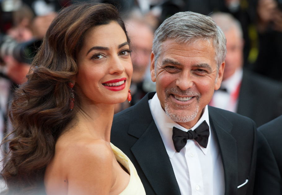 Az arany volt a főszereplő: Amal Clooney ragyogó Gucci ruháját akarja mindenki