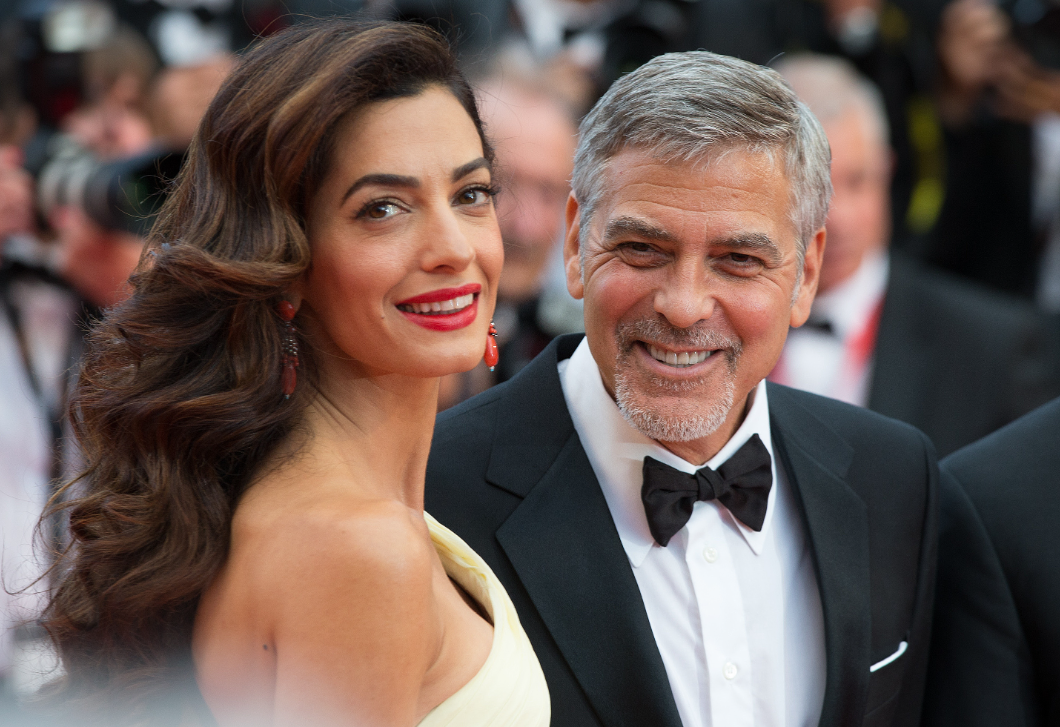 Az arany volt a főszereplő: Amal Clooney ragyogó Gucci ruháját akarja mindenki
