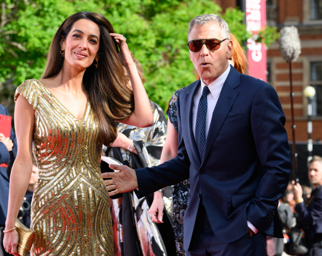 Amal Clooney arany, csillogó ruhában kápráztatta el a közönséget férje oldalán