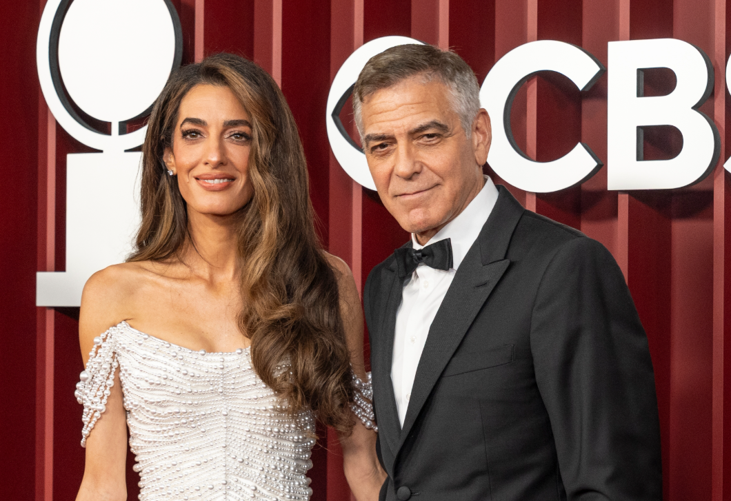 Amal Clooney ebben a merész miniszoknyában ünnepelte George Clooney 65. születésnapját
