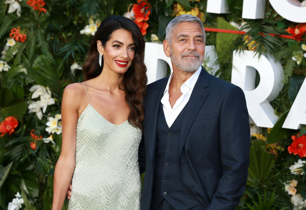 Így érkezett meg Milánóba – Amal Clooney leopárdmintás csizmáját imádják most az emberek