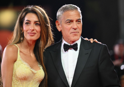 Amal Clooney narancssárga overálját imádja mindenki, tökéletes őszre