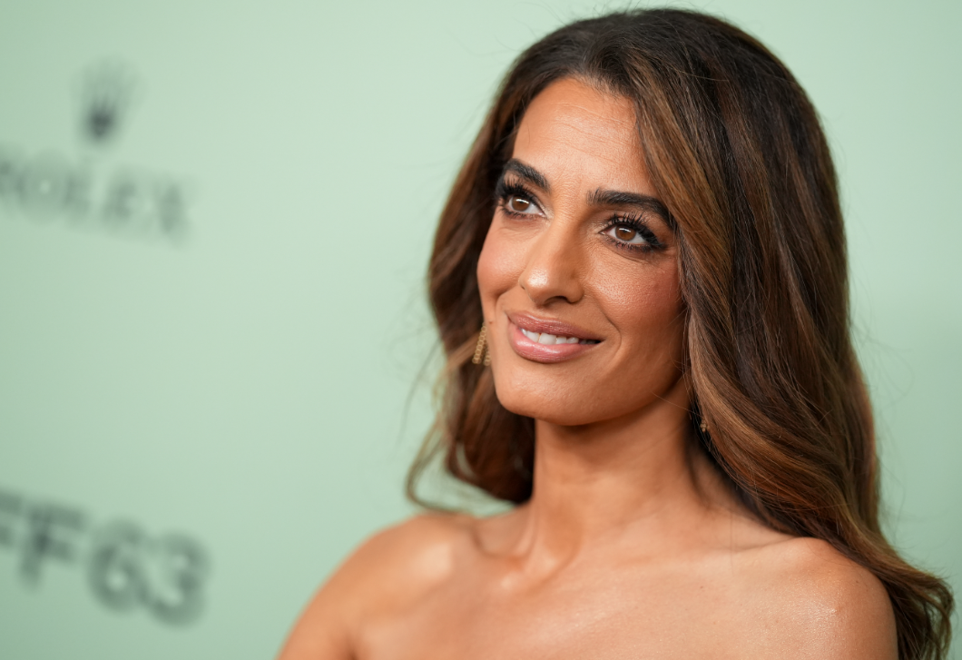 Amal Clooney piros ruhája nem véletlenül ismerős – itt viselte legutóbb