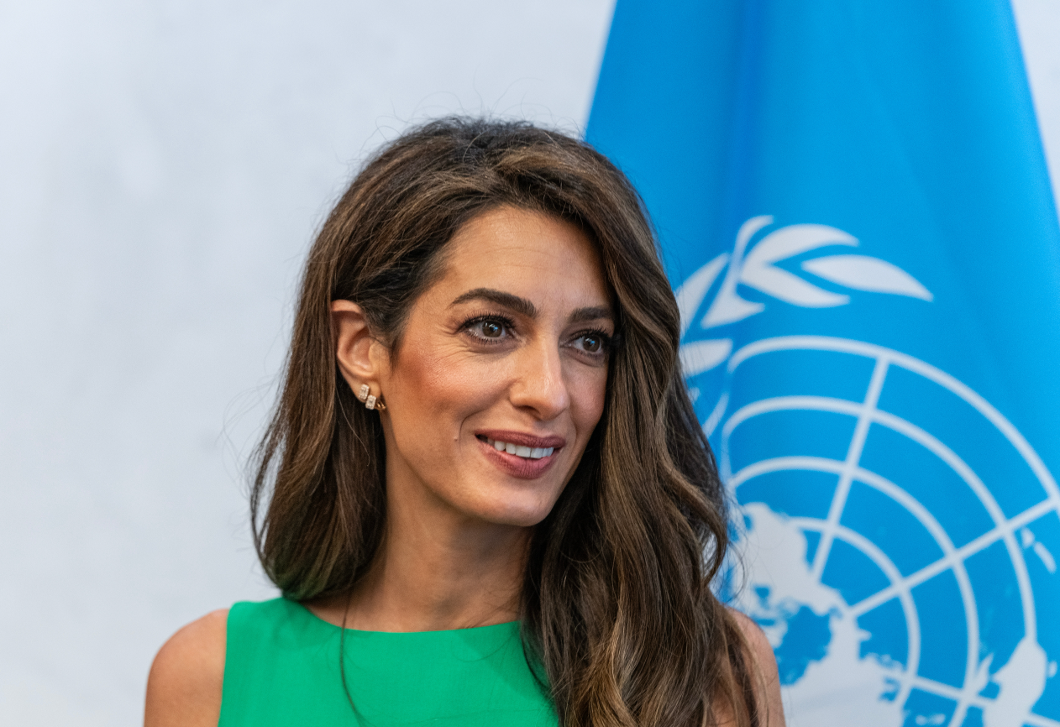 Amal Clooney arany flitteres ruhájáról beszél most mindenki, még sosem láttuk így