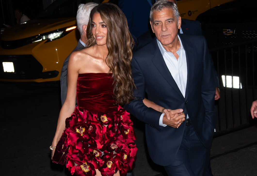 Ez valami káprázatos: Amal Clooney bársonyruhájáról beszél most mindenki