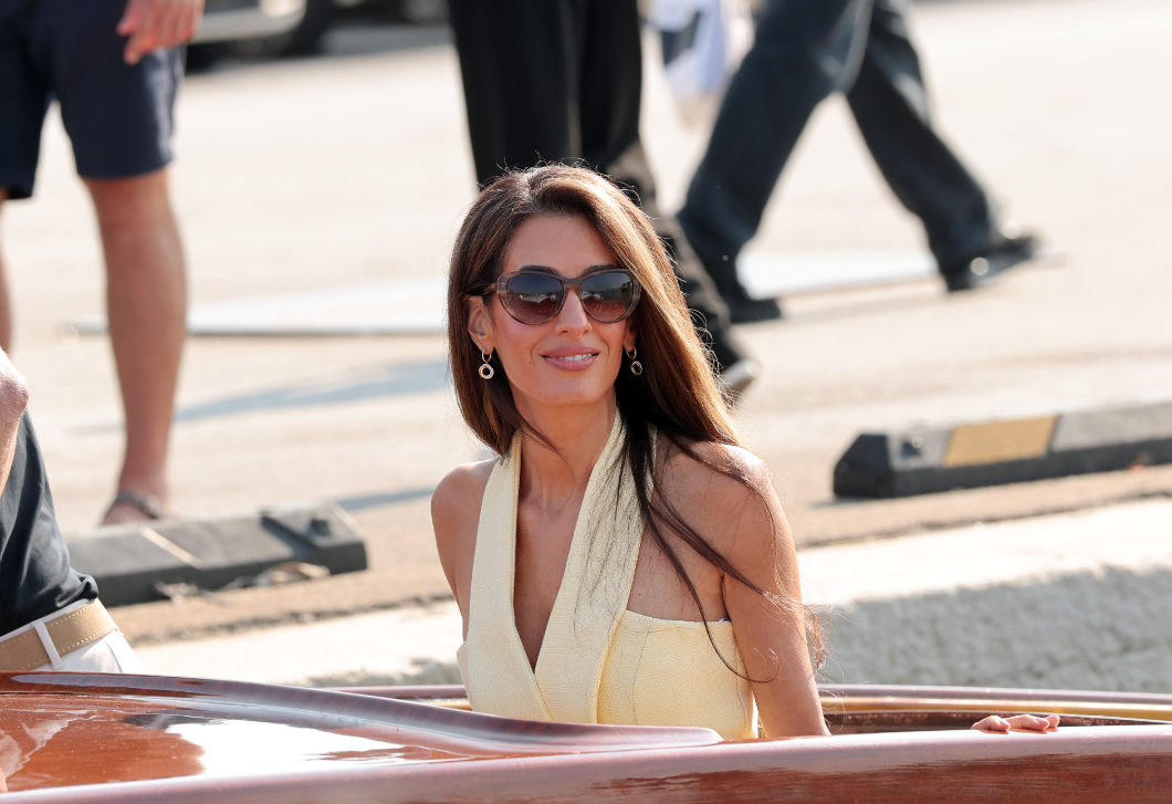 Amal Clooney vajsárga ruháját imádják most az emberek, így érkezett meg a Velencei Filmfesztiválra