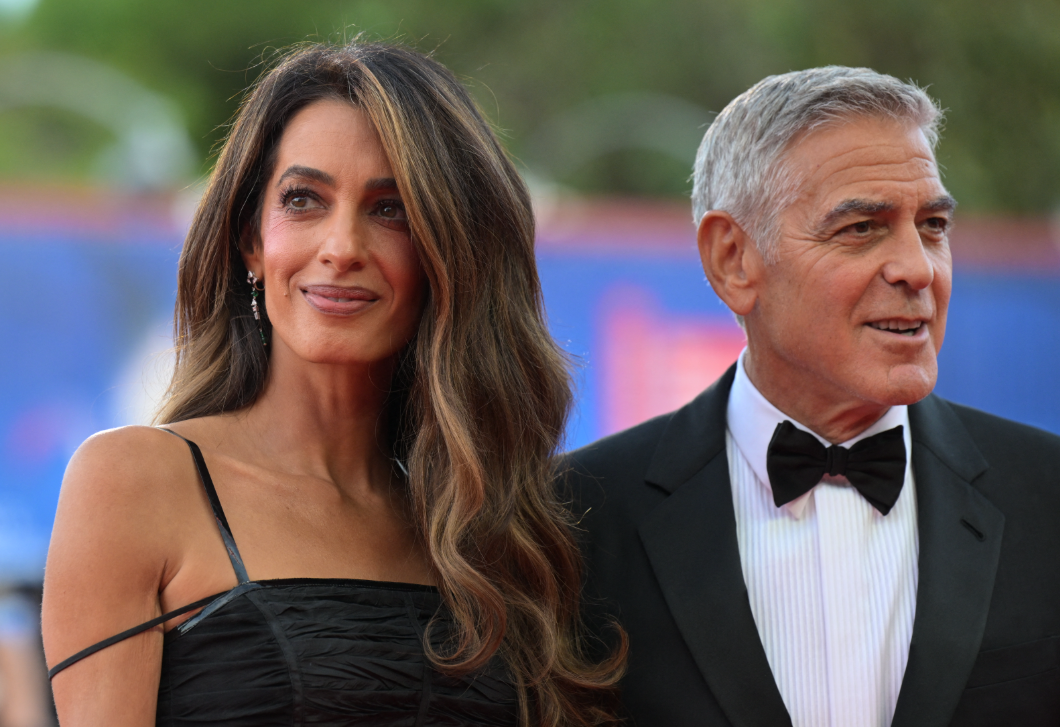 Még soha nem láttuk Amal Clooney-t ennyire gyönyörűnek – vörös ruhájában felperzselte Velencét