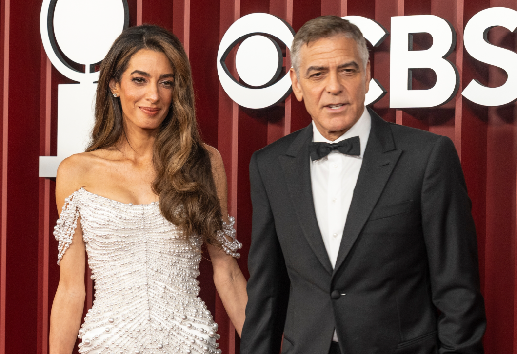 Amal Clooney metálszínű miniruhája minden tekintetet magára vonzott Velencében