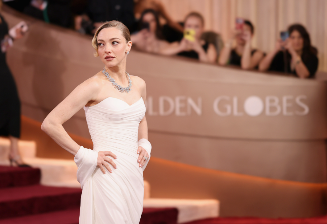 400 órán át készült Amanda Seyfried Golden Globe-ruhája – fotókon a dress, amit kifejezetten rá szabtak
