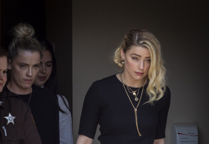 Itt bukkant fel Amber Heard, aki senkivel nem hajlandó szóba állni