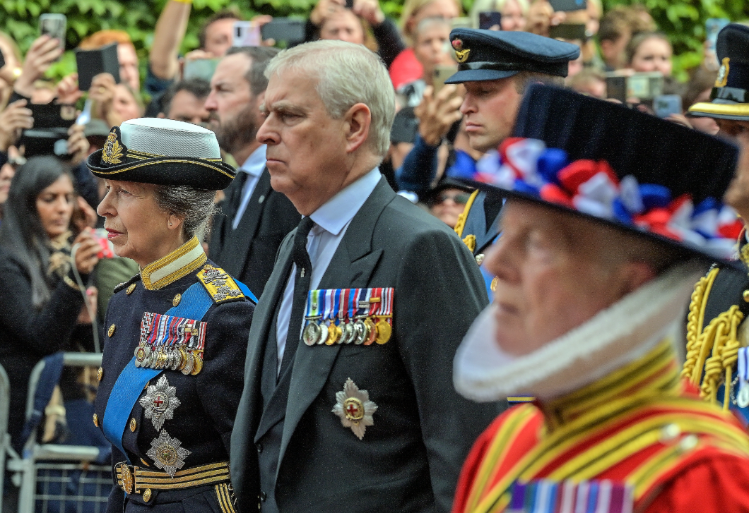 Mutatjuk, itt a bizonyíték, hogy András (volt) herceget tényleg ki akarják vágni a trónöröklésből