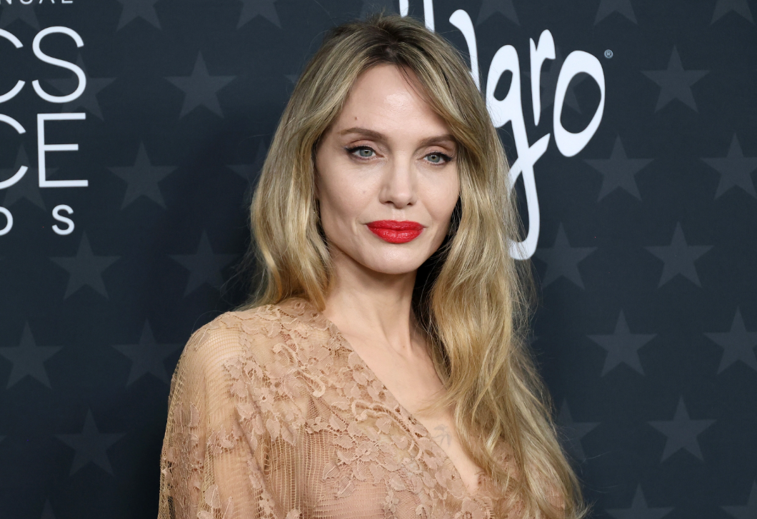 Angelina Jolie ebben a merész meztelenruhában tündökölt új filmje párizsi premierjén