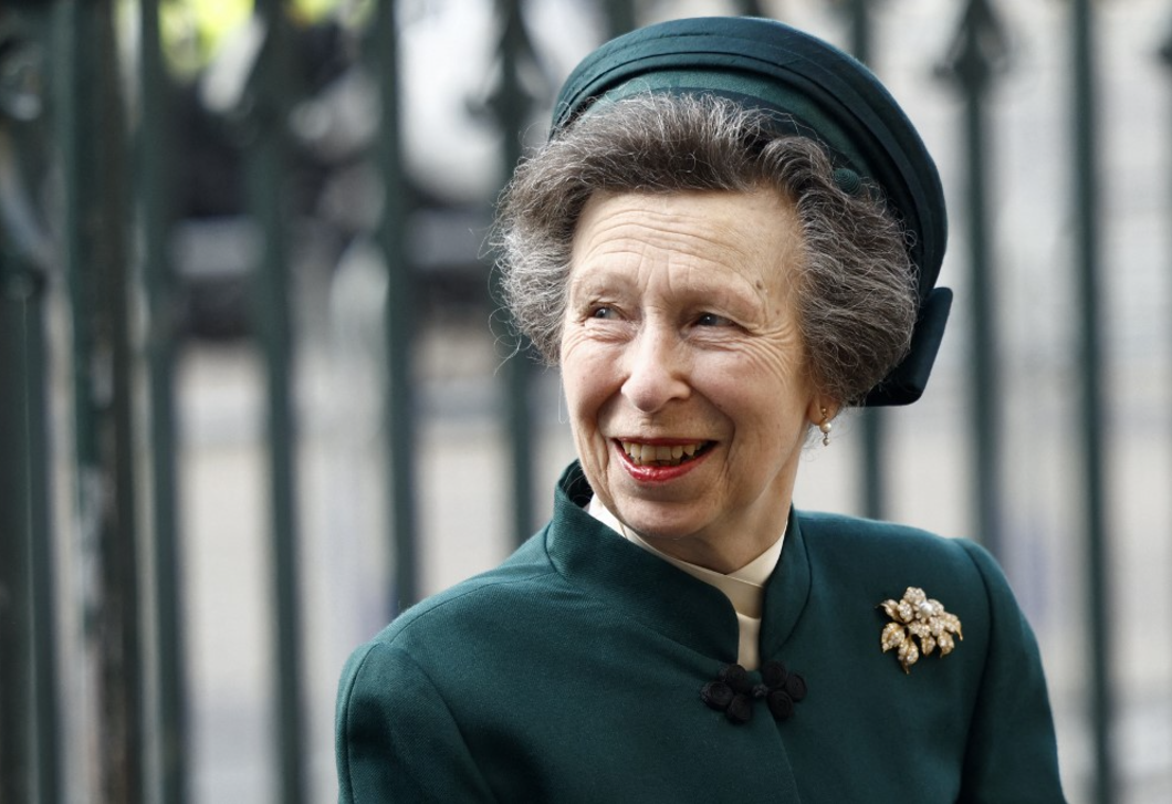 Anna hercegnő megmutatta, hogy a kivágott ruha 70 felett is lehet elegáns