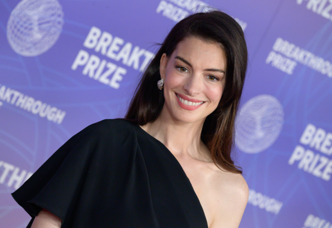 Ez az őszi körömszín Anne Hathaway új kedvence – elegánsabb, mint a klasszikus barna